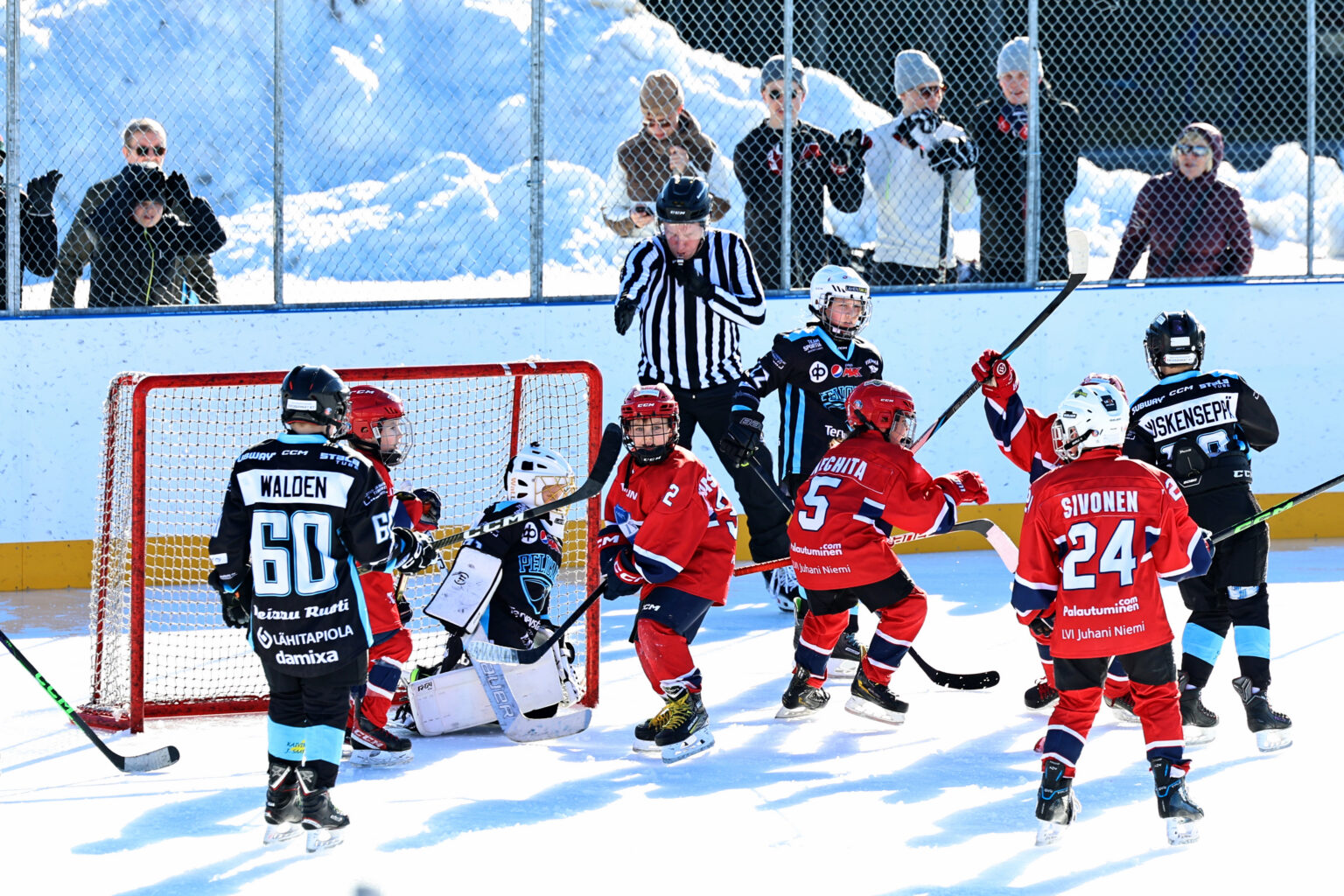 Pelaajia ulkojäällä Winter Classic Lahti -tapahtumassa
